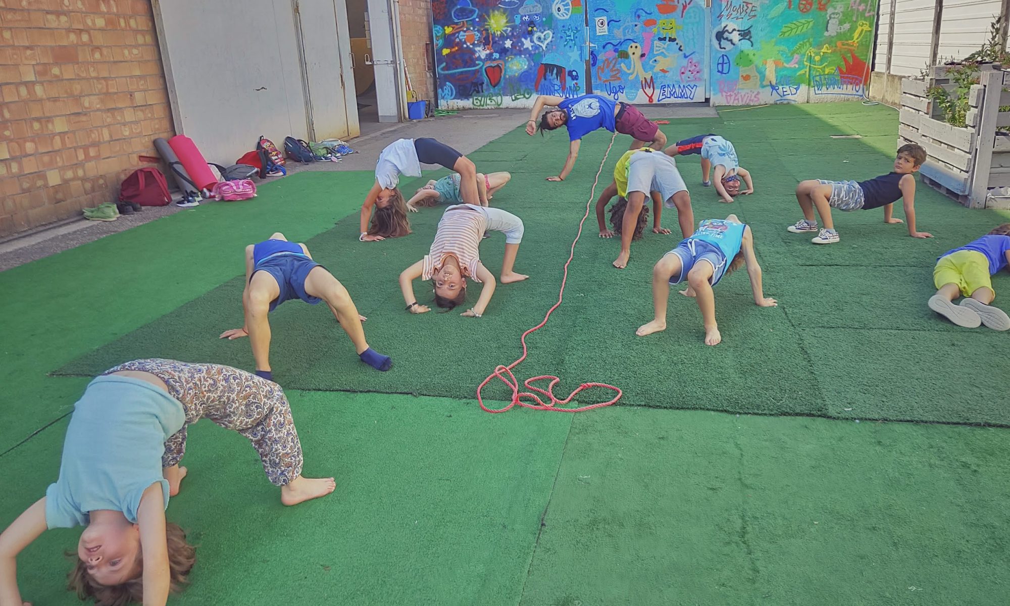 Bambini fanno il ponte durante il corso di capoeira